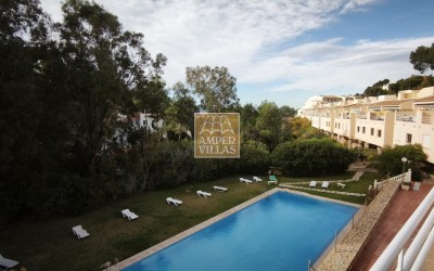 Spacious bungalow with a communal swimming pool and tennis court next to the golf club.